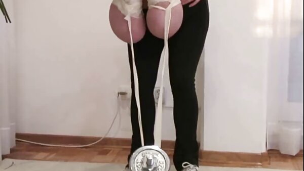 فاحشه سیاه ریانا اسکای با سوار شدن بر خروس sexجذاب کلیشه خود را خشنود می کند
